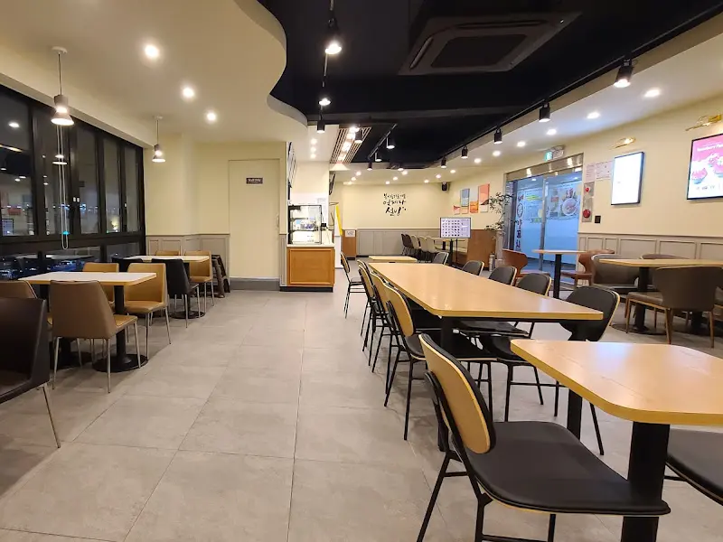 넓고 테이블이 많은 설빙 내부