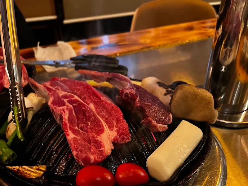 숯불 위에 구워지는 양고기