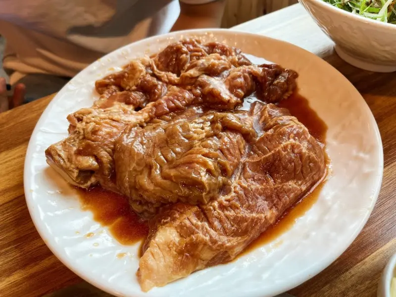 숯불 위에서 익어가는 돼지갈비