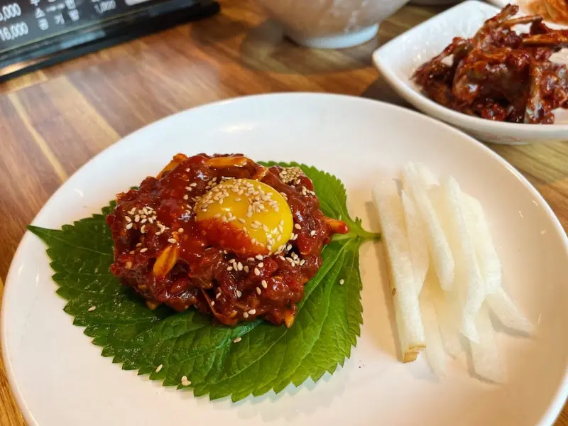 싱싱한 육회가 듬뿍 올라간 육회비빔밥