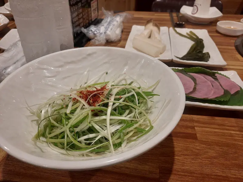 숯불에 구워지는 갈비와 떡