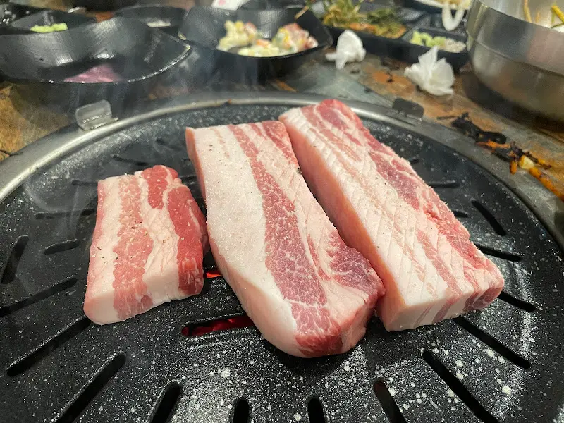 숯불 위에 올려진 삼겹살