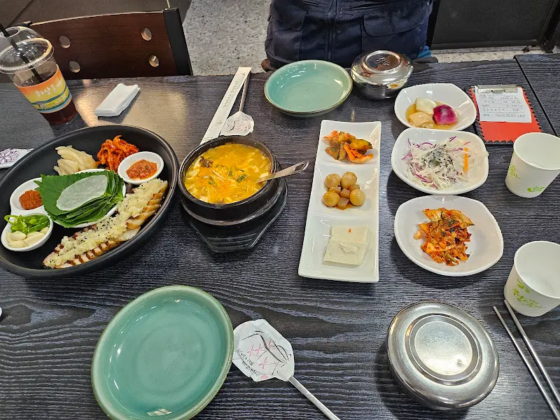 가득 차려진 테이블