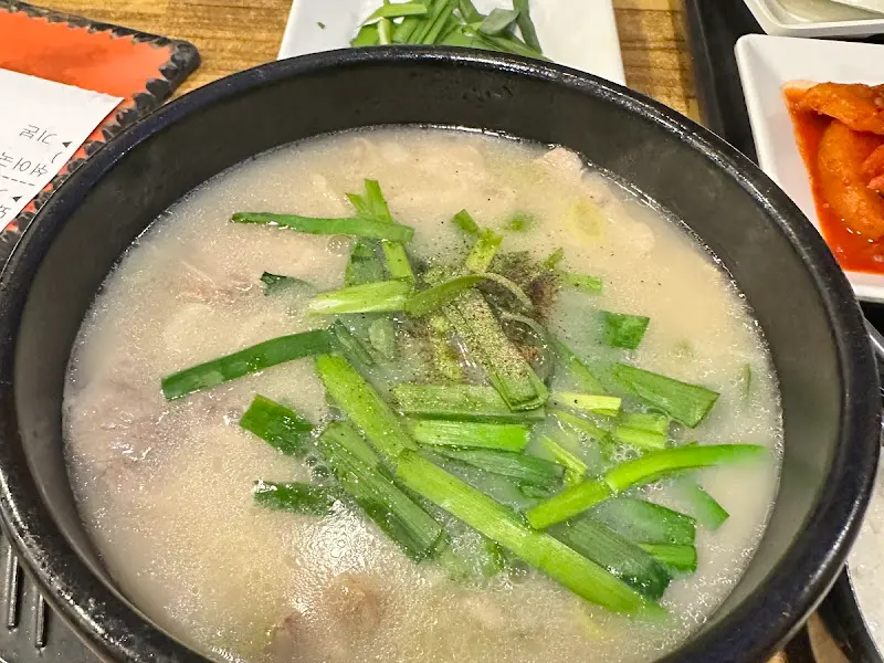 뽀얀 국물이 인상적인 돼지국밥