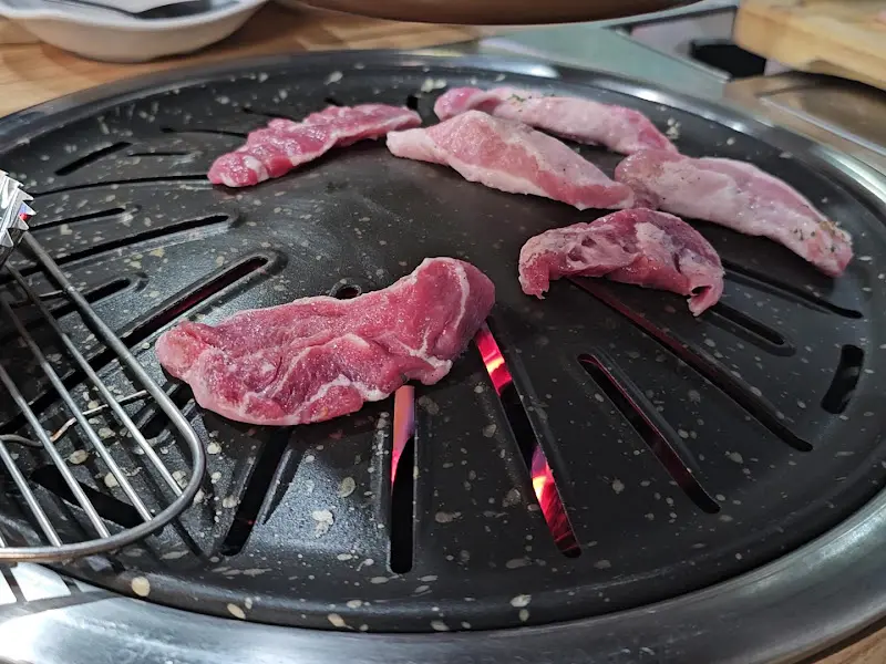 불판 위에 올려진 뒷고기