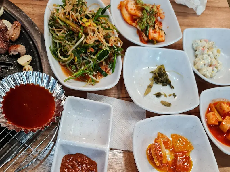 푸짐한 밑반찬과 고기