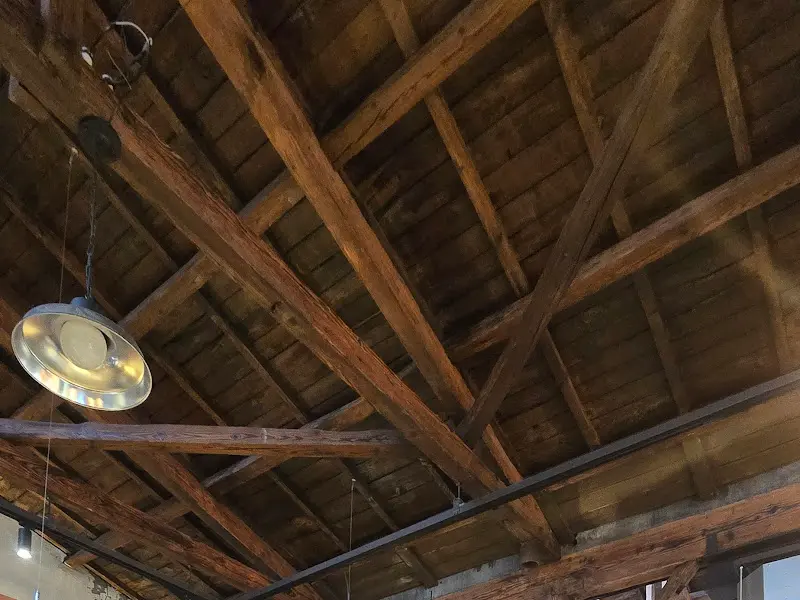 정동문화사 2층의 나무로 된 천장