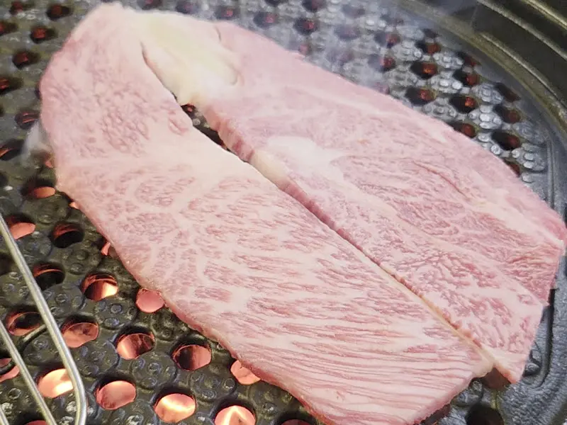 숯불 위에 구워지는 소고기