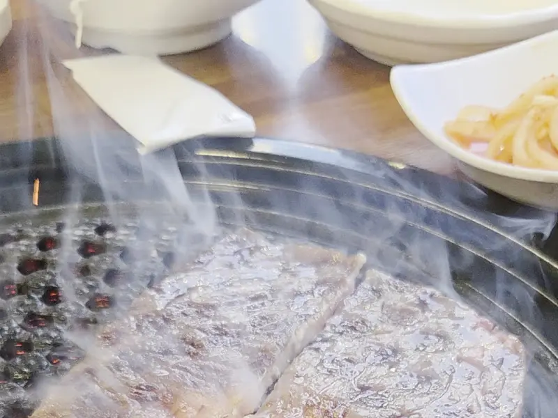 연기가 피어오르는 숯불