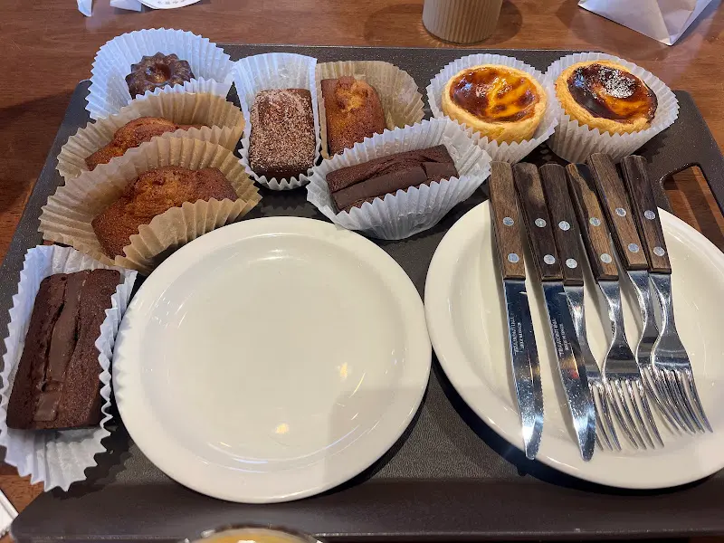 쟁반 위에 놓인 휘낭시에와 에그타르트