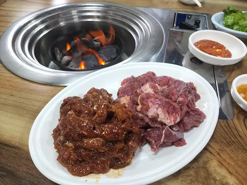 흑염소 소금구이와 양념구이