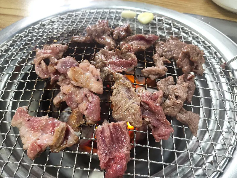 숯불 위에서 익어가는 흑염소 소금구이