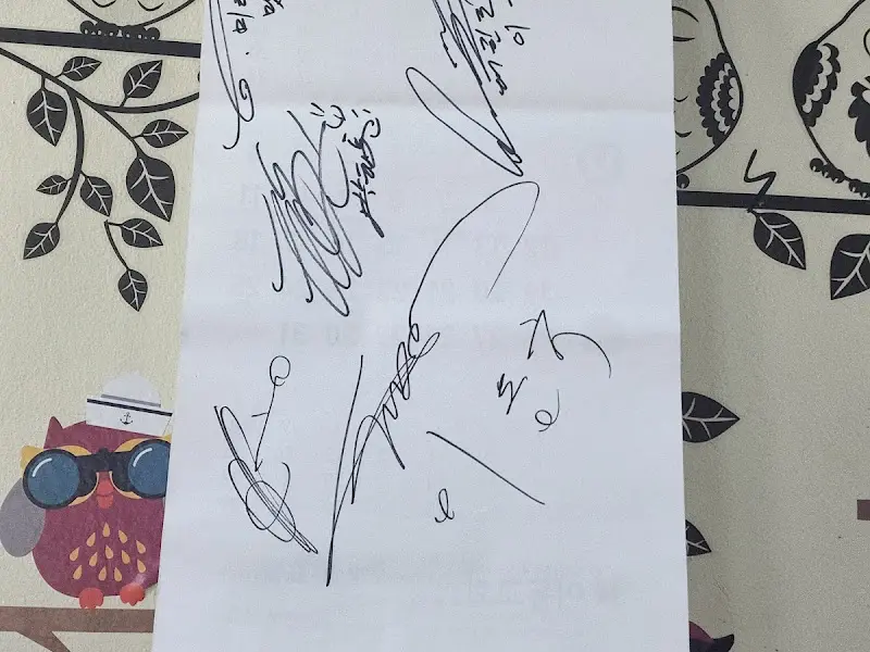 식당 벽에 붙어있는 싸인들