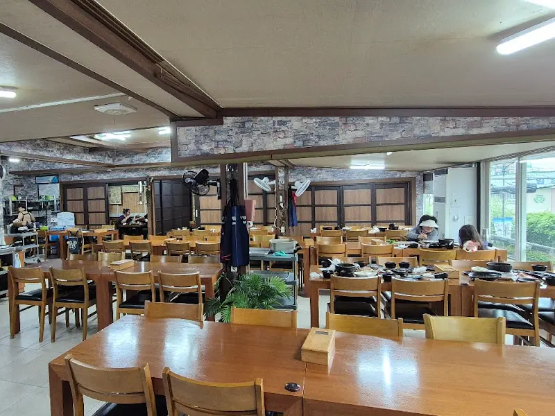 넓은 식당 내부