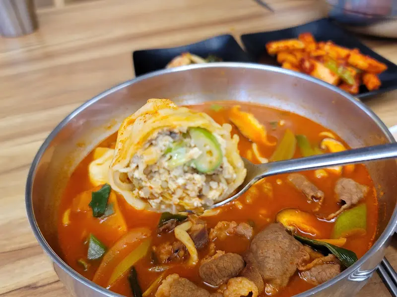 차돌얼큰칼만두의 모습