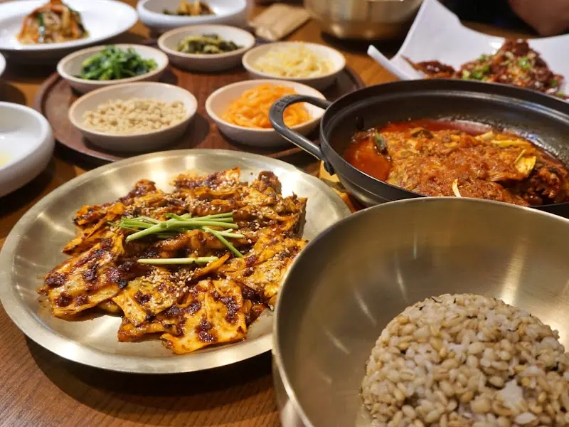 푸짐하게 차려진 봄이보리밥 한상차림