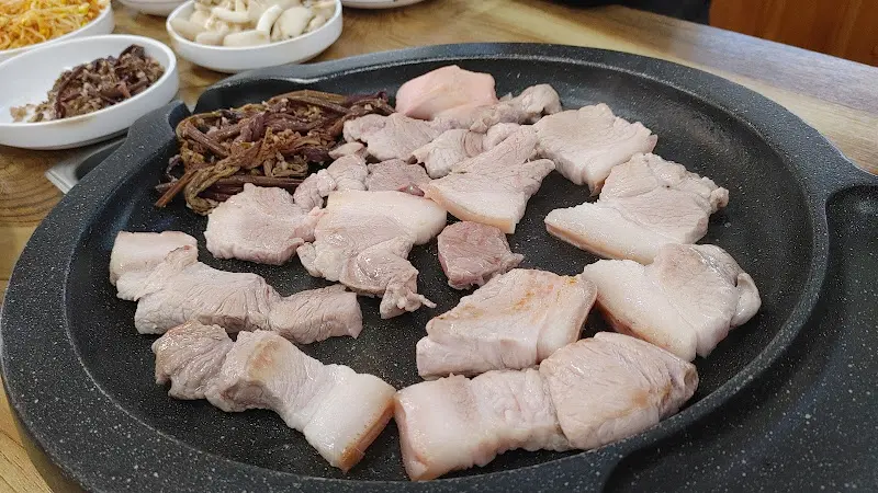 불판 위의 앞다리살과 묵은지, 콩나물, 고사리