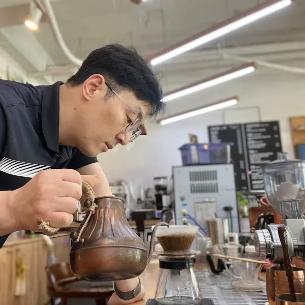커피를 내리는 사장님