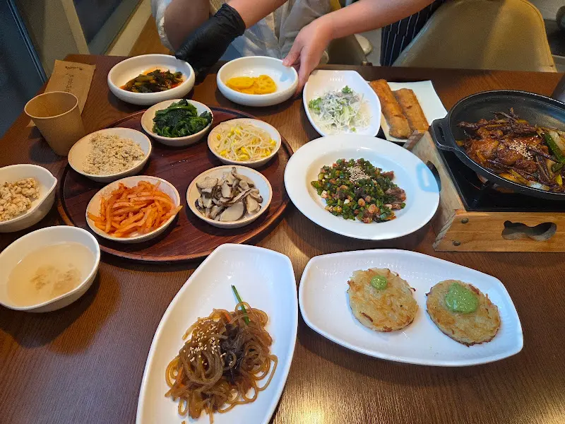 정갈하게 담겨 나온 5색 나물