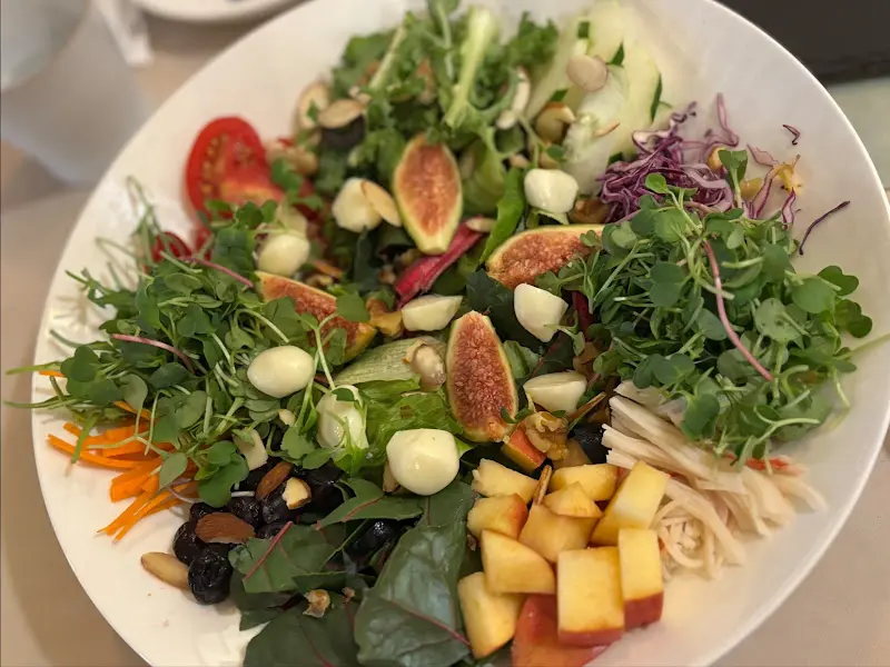 다채로운 재료가 어우러진 샐러드