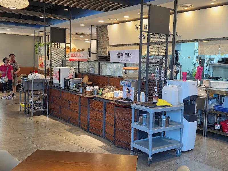 셀프바에서 즐길 수 있는 보리숭늉과 강정