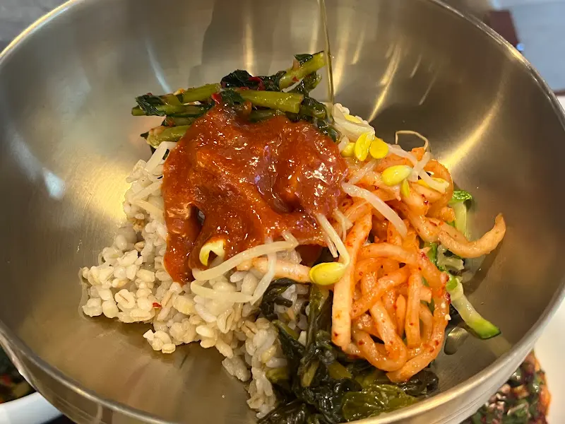 고추장을 넣고 슥슥 비빈 보리밥