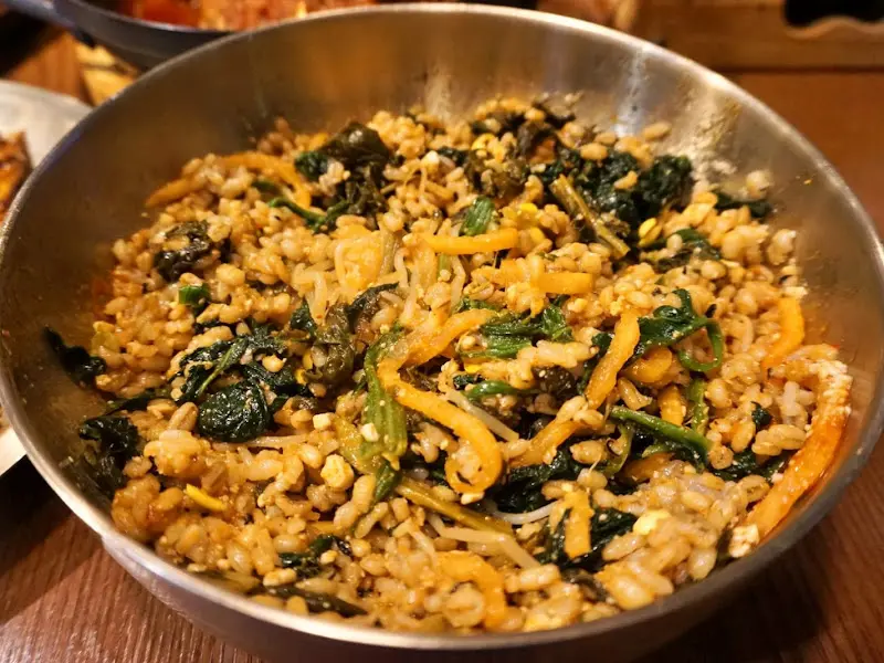 보리밥에 나물을 넣고 비빈 모습