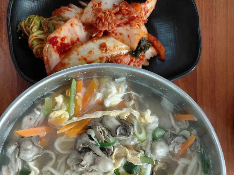 굴칼국수와 김치