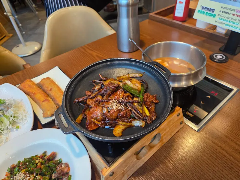 맛있는 제육볶음과 보리밥 한 상