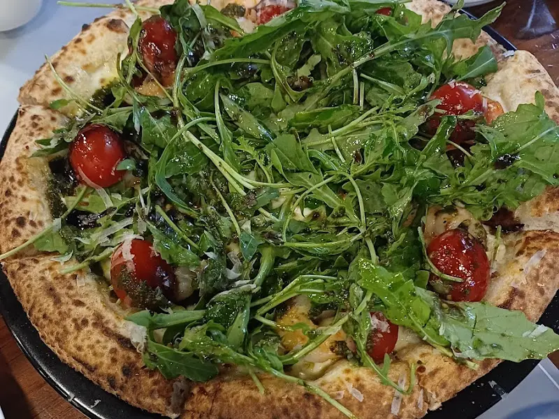 신선한 루꼴라가 듬뿍 올라간 불칸 피자