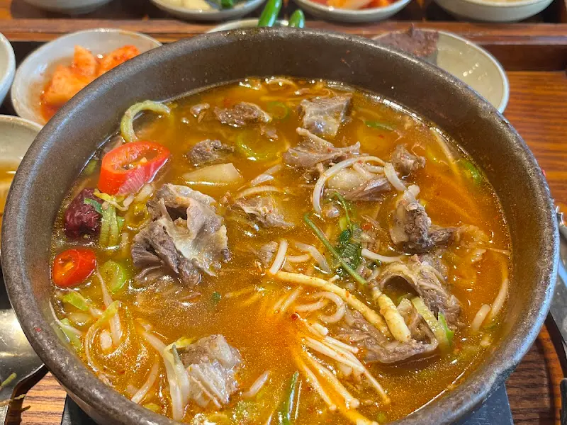 얼큰한 국물이 인상적인 얼큰 강갈비탕