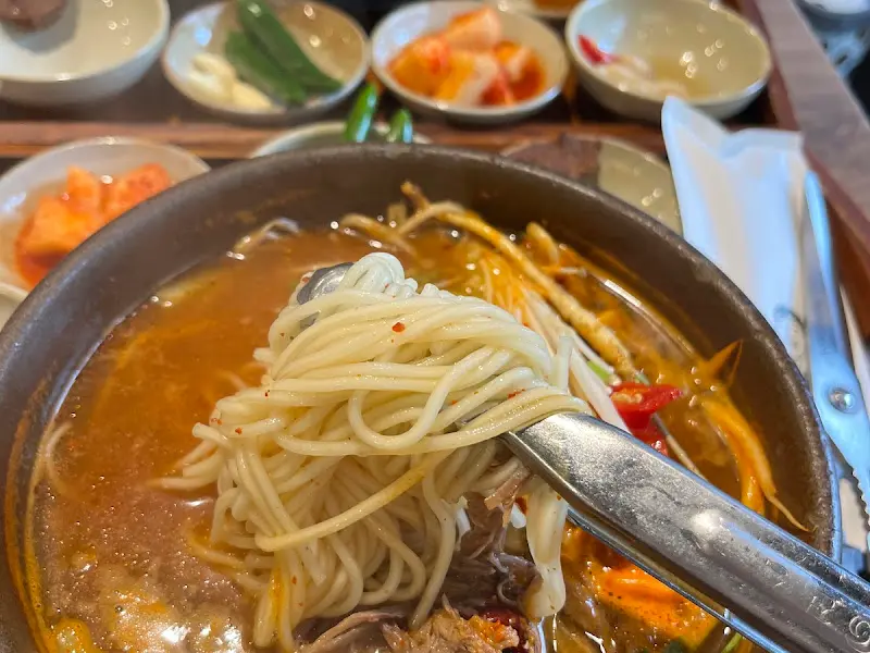 다채로운 밑반찬과 메인 메뉴의 조화