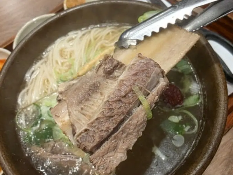 큼지막한 갈비가 먹음직스럽게 담겨 있는 모습