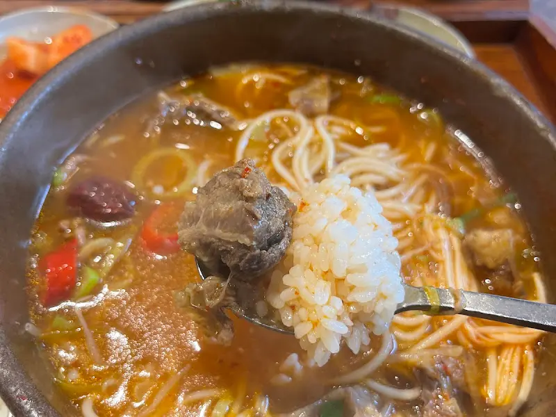 밥과 함께 먹으면 더욱 맛있는 갈비탕