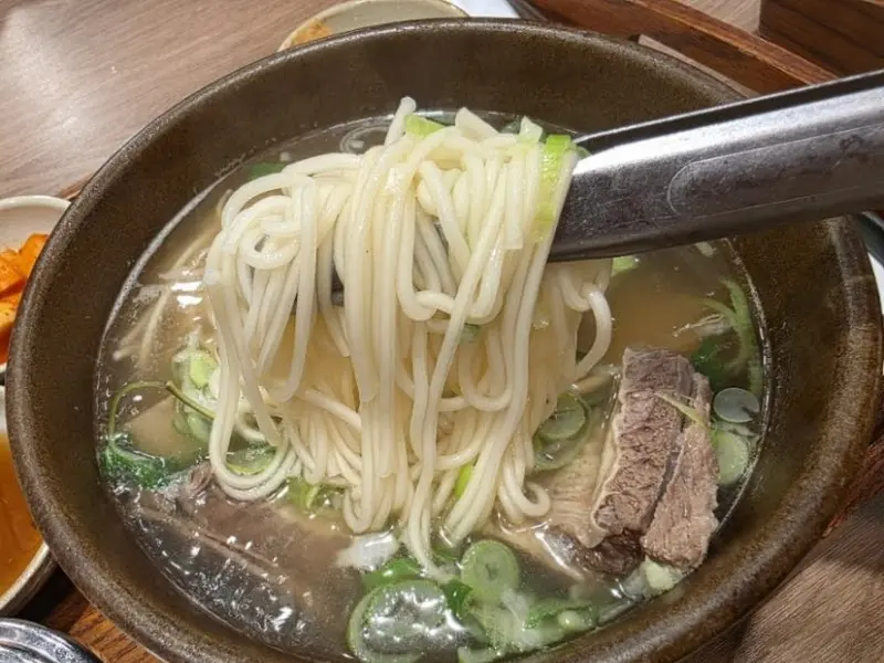 쫄깃한 면발이 인상적인 갈비탕