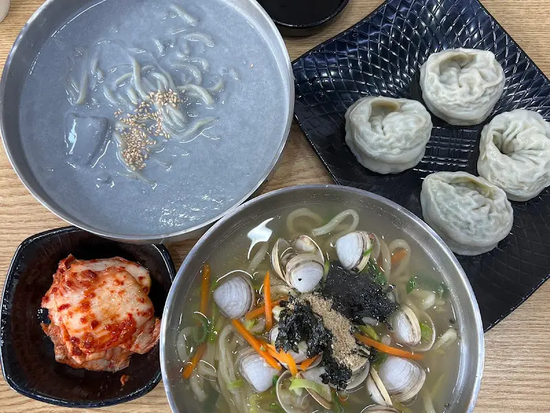 콩국수, 칼국수, 만두, 김치 한 상 차림