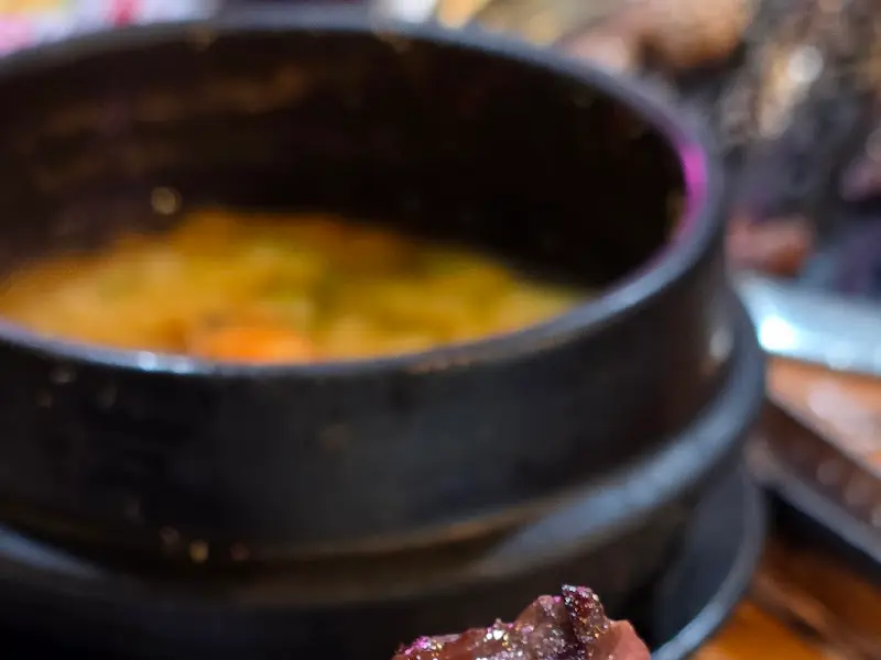 고기와 함께 제공되는 찌개