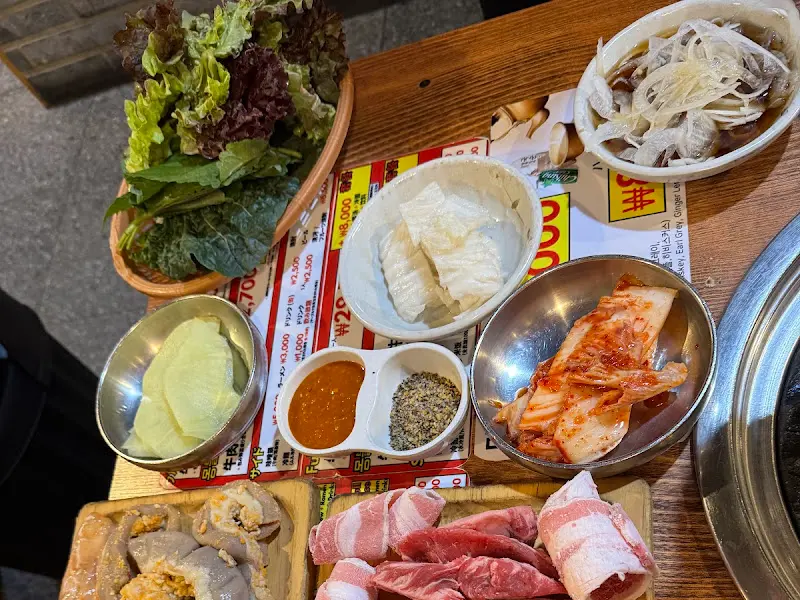 신선한 쌈 채소와 밑반찬