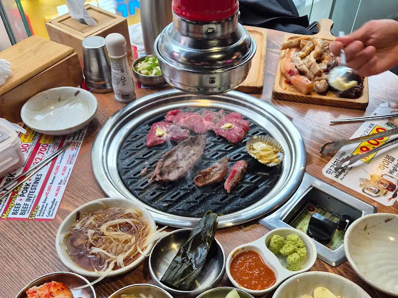 한 상 가득 차려진 고기