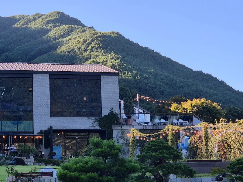 산을 배경으로 한 덕동골