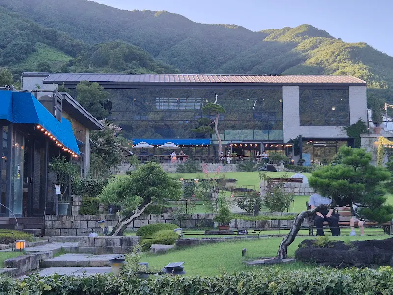 저녁 노을이 드리운 덕동골