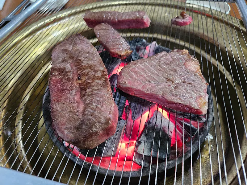 숯불 위에 구워지는 등심