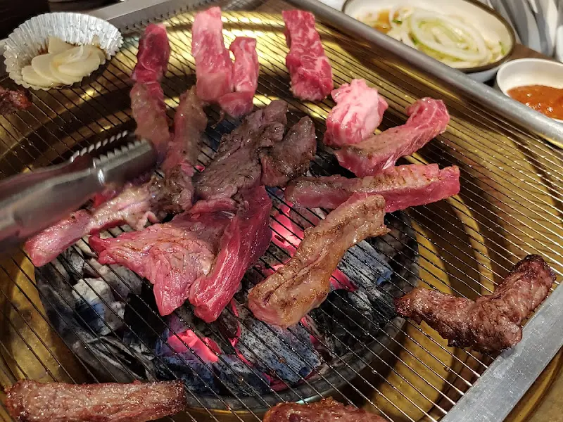 숯불 위에 구워지는 한우