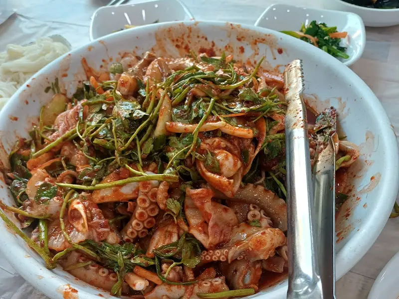 낙지 초무침과 국수의 환상적인 만남