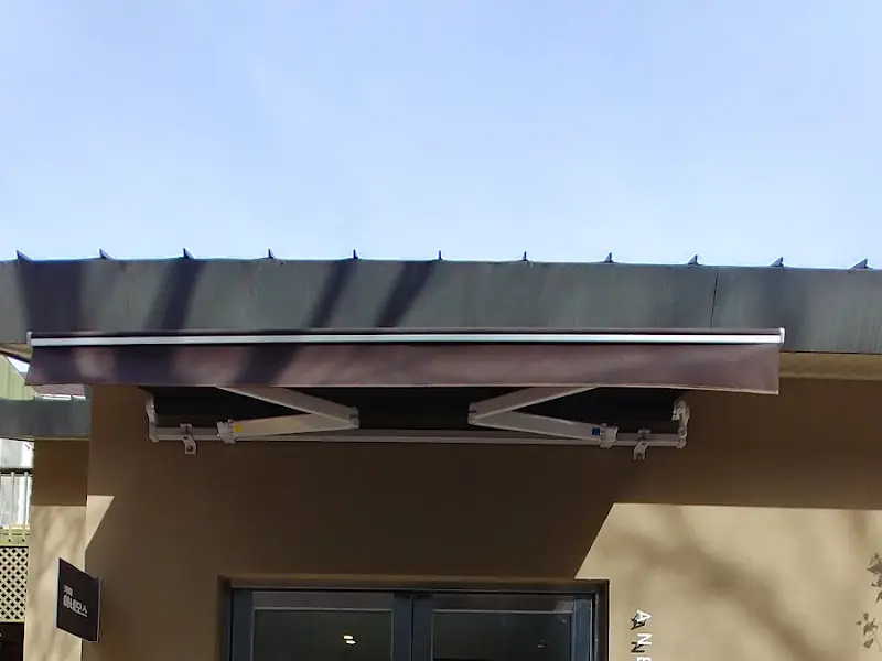 카페 외부 차양막