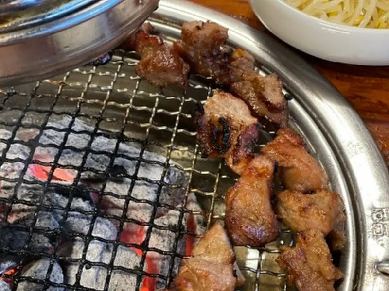 숯불 위에서 구워지는 돼지갈비