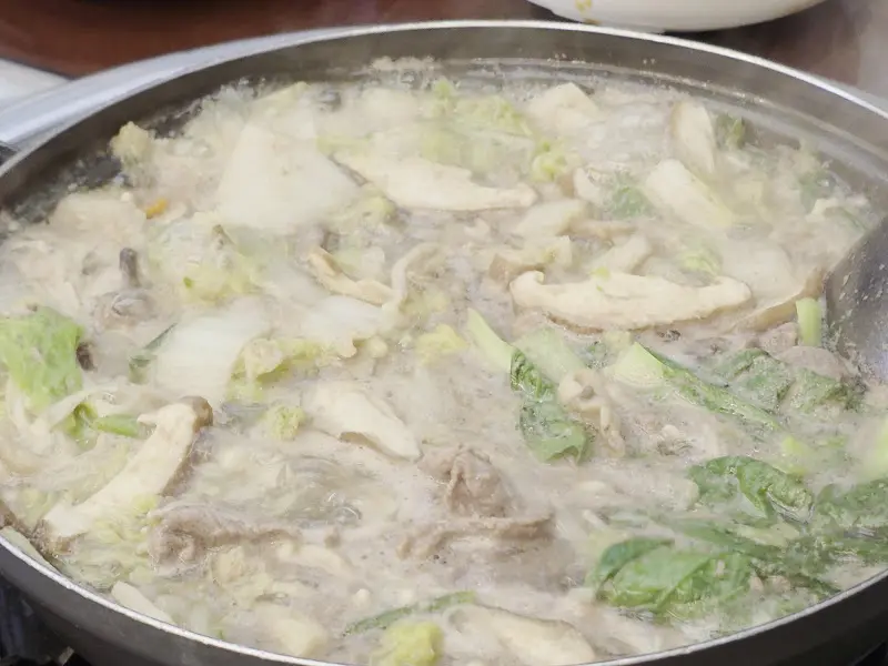 푸짐한 김치찌개
