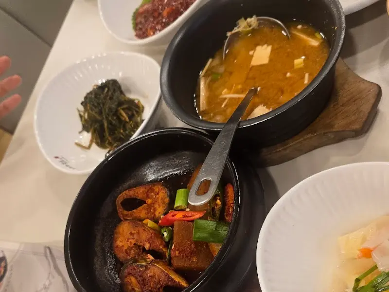 테이블 위에 놓인 다양한 한정식 요리들의 모습