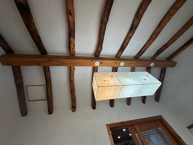 식당 내부 천장