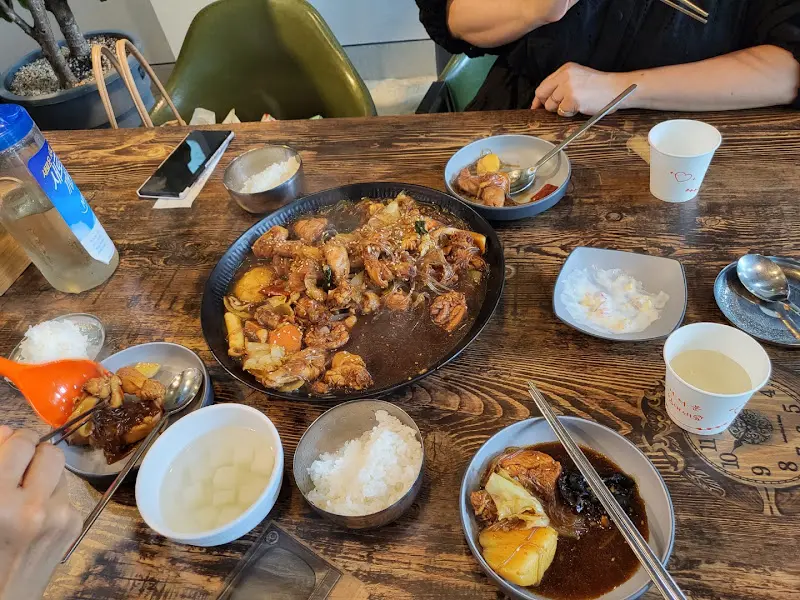 찜닭 식사 풍경